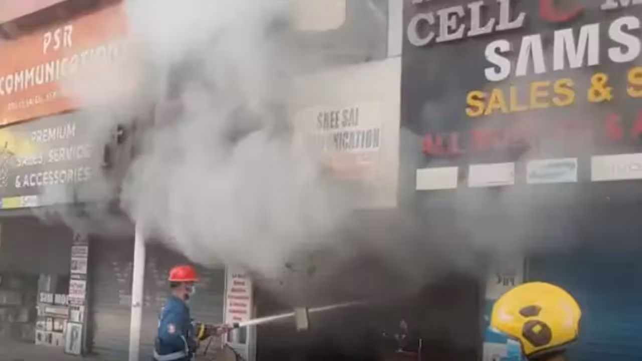 Fire Accident | కేపీహెచ్బీలో అగ్నిప్రమాదం.. మొబైల్ షాప్లో చెలరేగిన మంటలు