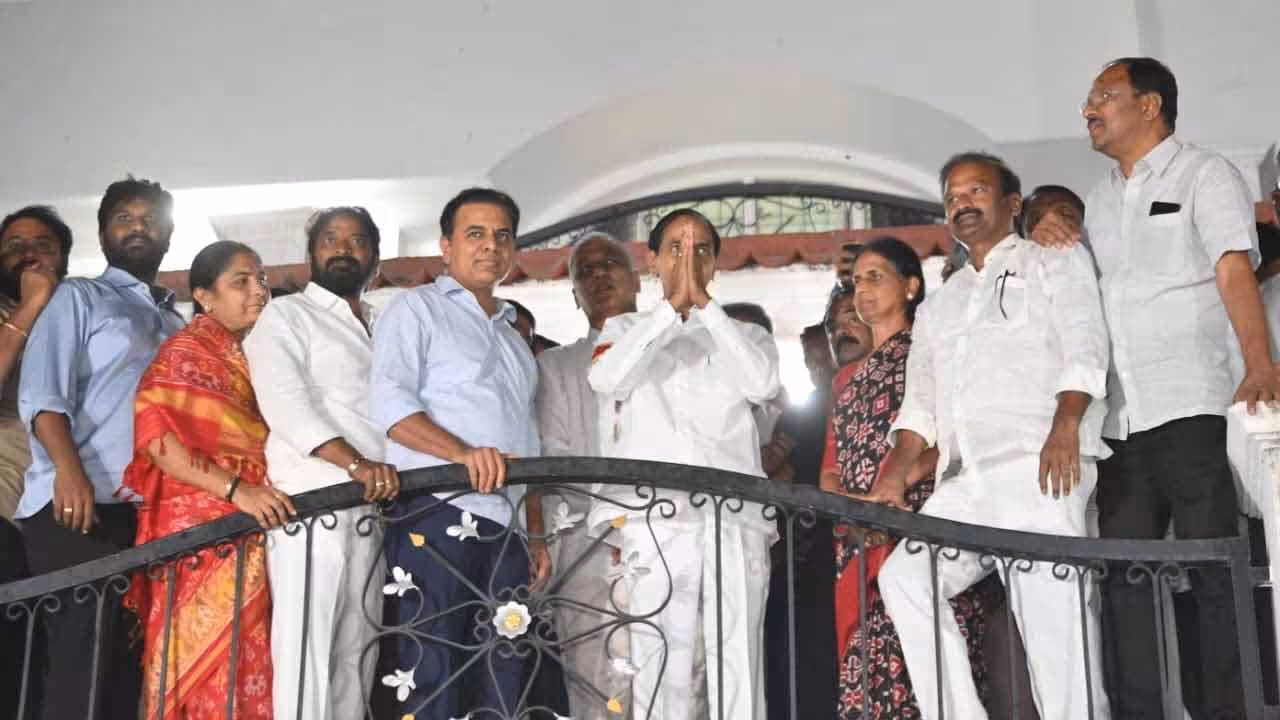KCR | గుండెల నిండా అభిమానం.. గులాబీ శ్రేణులకు కేసీఆర్ అభివాదం.. వీడియో