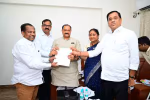 Congress | బీఫారాలు అందజేత