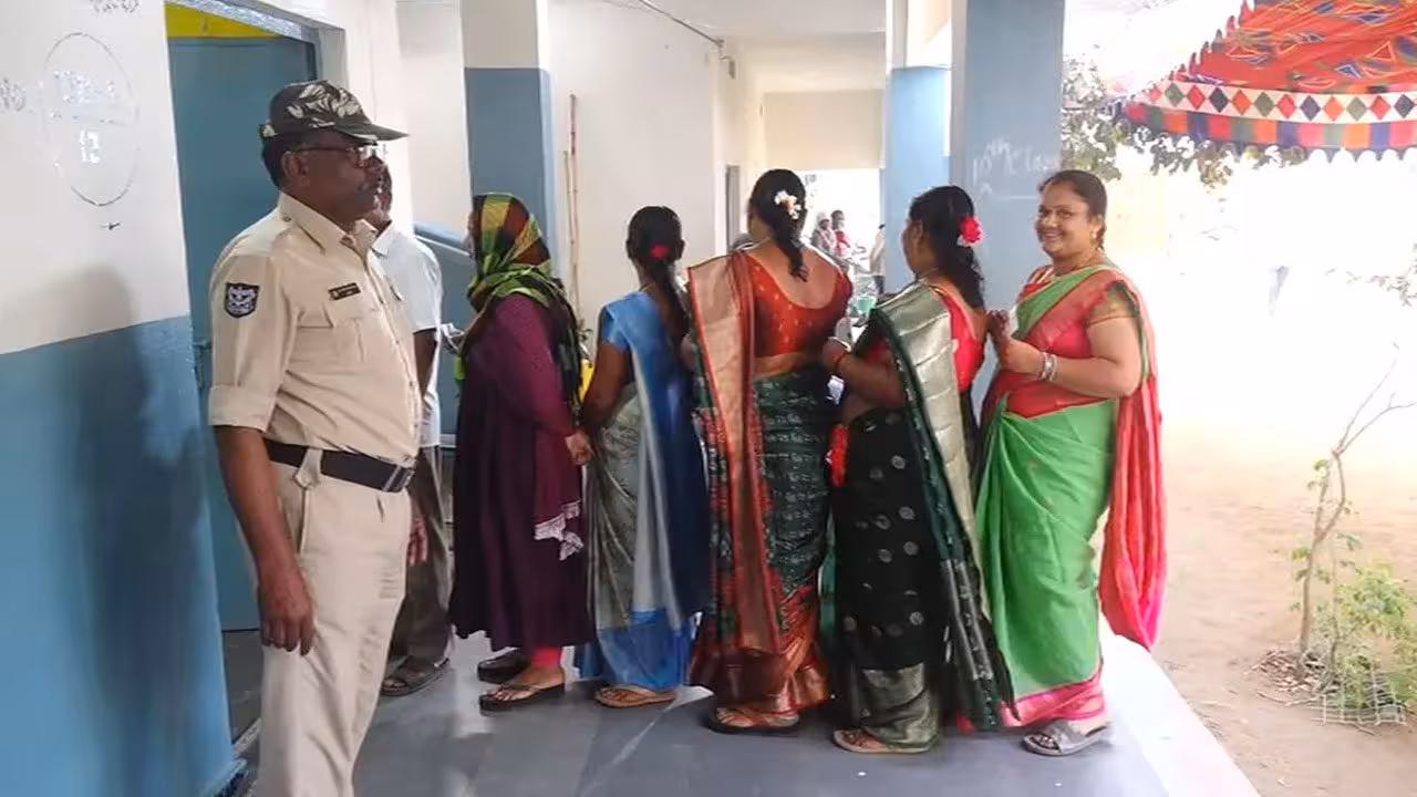 Municipal Elections | బాన్సువాడలో కాంగ్రెస్కు కానిస్టేబుల్ ప్రచారం.. మోత్కూర్లో ఓటేసిన వందేండ్ల వృద్ధురాలు