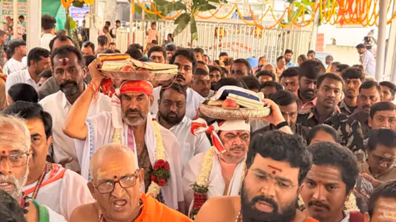 Maha Shivaratri | శైవక్షేత్రాల్లో భక్తుల రద్దీ.. ఎములాడ రాజన్నకు పట్టువస్త్రాలు సమర్పించిన మంత్రి పొన్నం