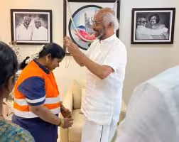 Rajinikanth | పారిశుద్ధ్య కార్మికురాలి నిజాయితీకి రజనీకాంత్ ఫిదా - బంగారు గొలుసును బహుమతిగా ఇచ్చిన సూపర్ స్టార్