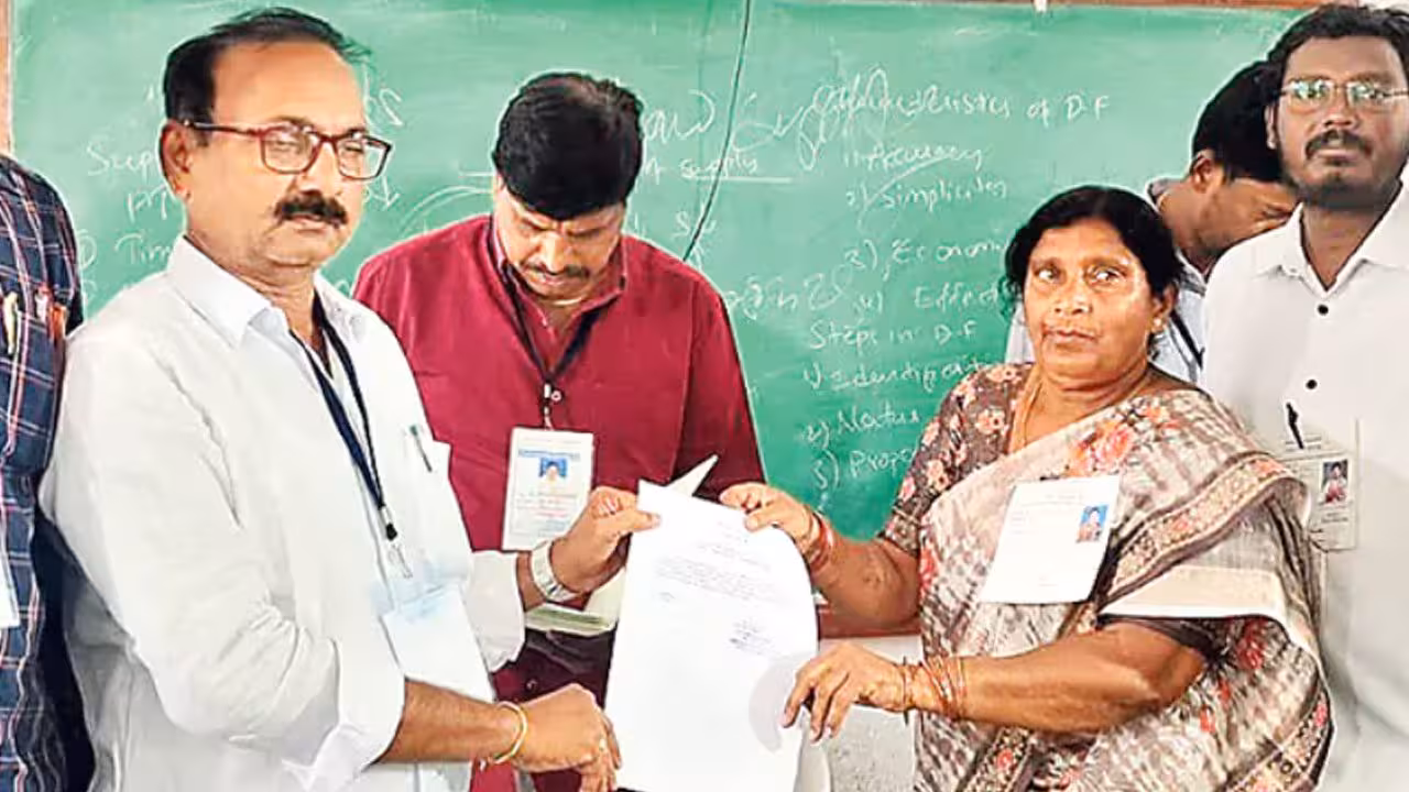 Municipal Elections | నిన్నటి వరకు స్వీపర్.. ఇప్పుడు ఆ మున్సిపాలిటీలోనే కౌన్సిలర్