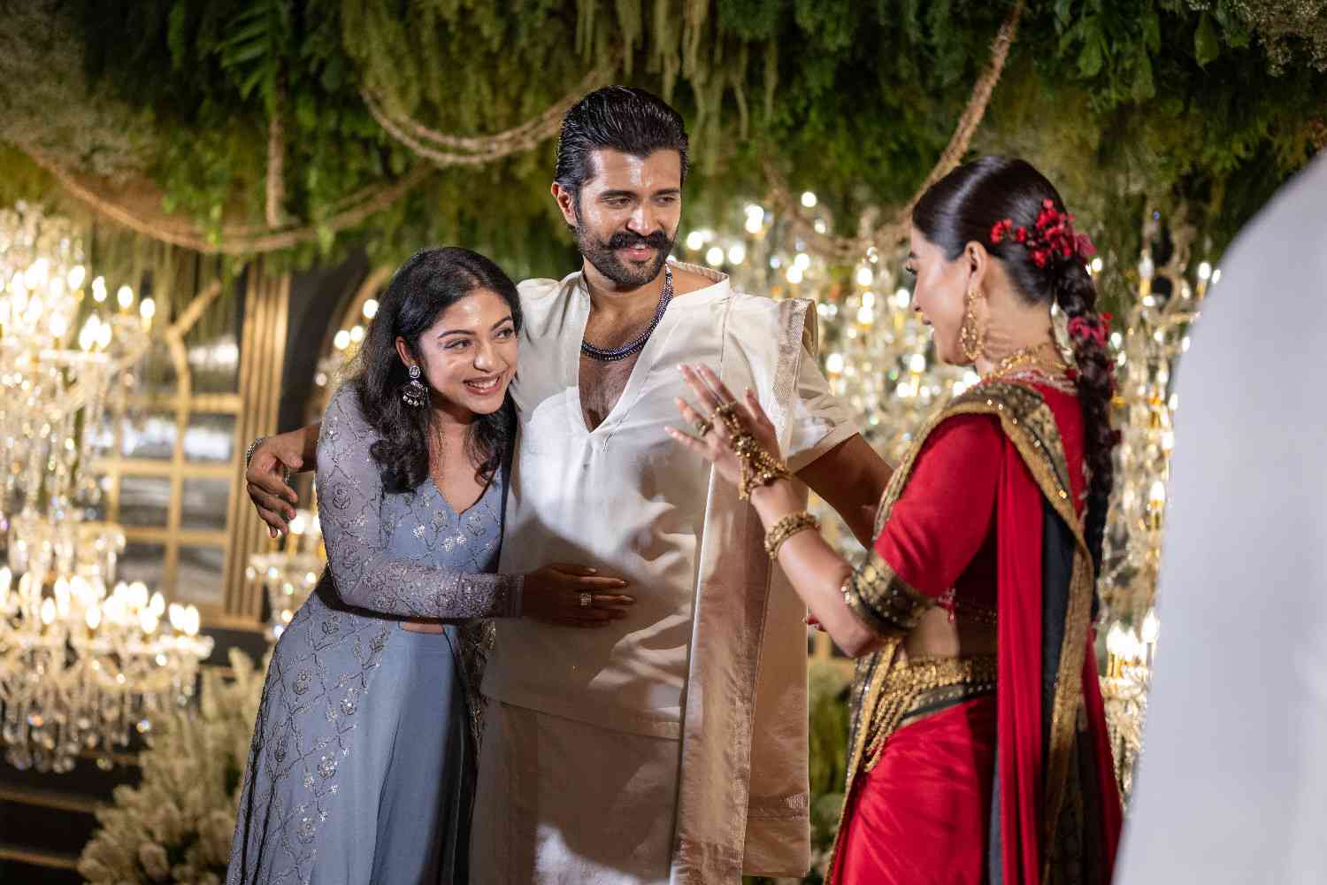 Virosh Wedding | గ్రాండ్గా విరోష్ రిసెప్షన్ – హాజరైన సినీ , రాజకీయ ప్రముఖులు - Image 12
