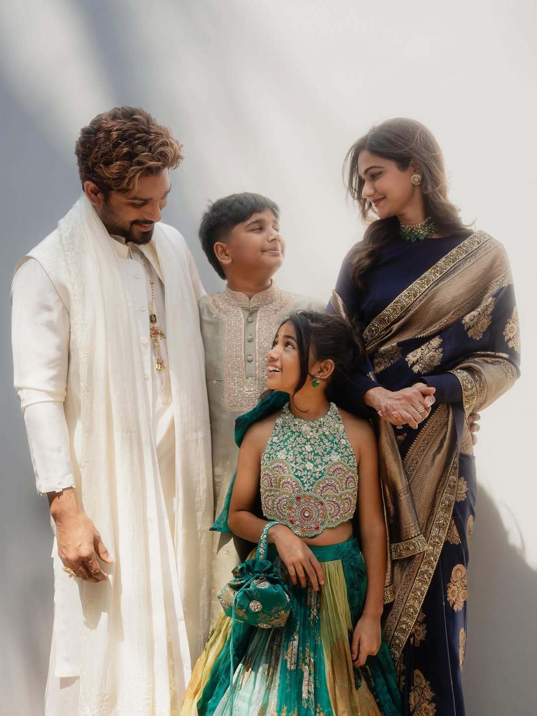 భార్యకు బన్నీ కారు గిఫ్ట్గా ఇస్తున్న వీడియో సోషల్ మీడియాలో వైరల్ అవుతోంది.