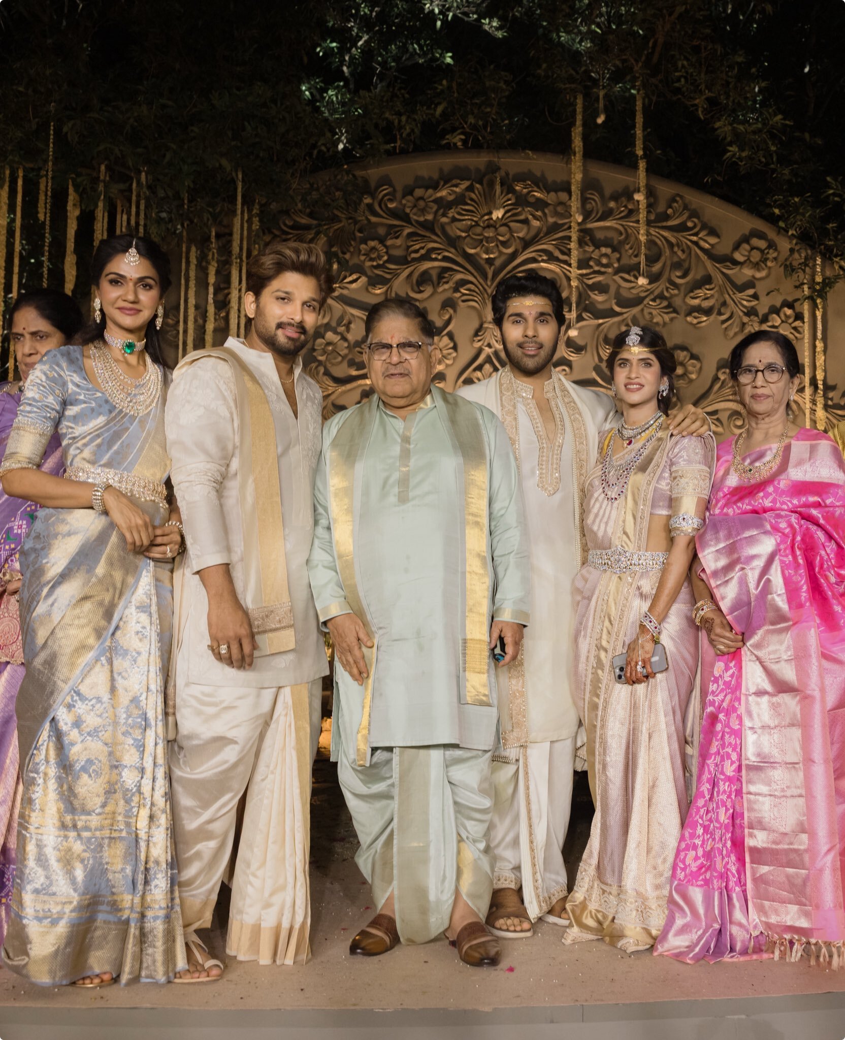 ఈ కారు ధర కోటి యాభై లక్షల వరకు ఉంటుందని సమాచారం.