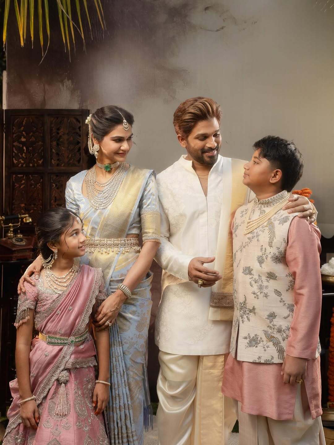 మెర్సిడెస్ ఏఎమ్జీ క్లాస్ 53 కారును భార్యకు బహుమతిగా అందజేశాడు అల్లు అర్జున్.
