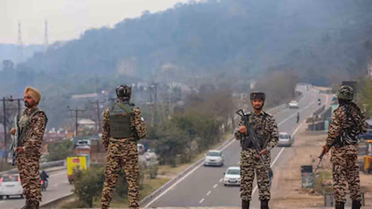 Indian Army Foils Infiltration Bid | హోలీ వేళ ఎల్వోసీ వద్ద కలకలం.. చొరబాటు యత్నాన్ని అడ్డుకున్న సైన్యం