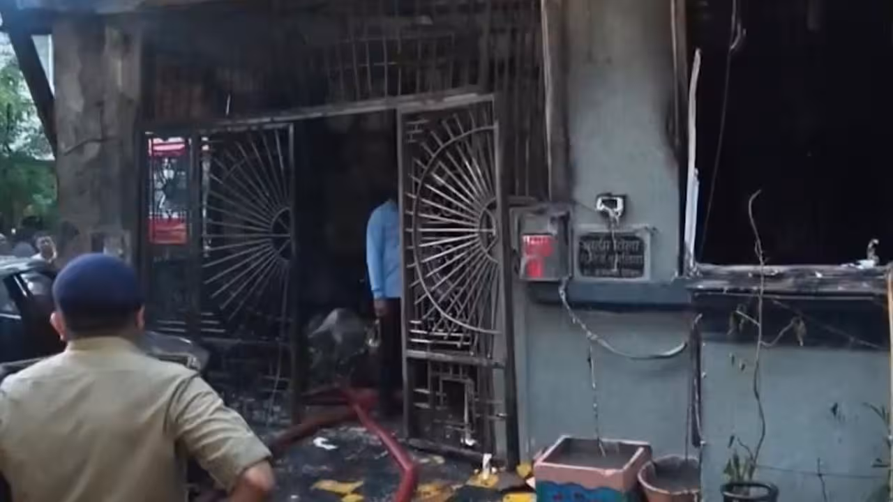 Fire Accident | ఇండోర్లో దారుణం.. ఎలక్ట్రిక్ వాహనం ఛార్జింగ్ పాయింట్ పేలి ఒకే కుటుంబంలో ఏడుగురు మృతి