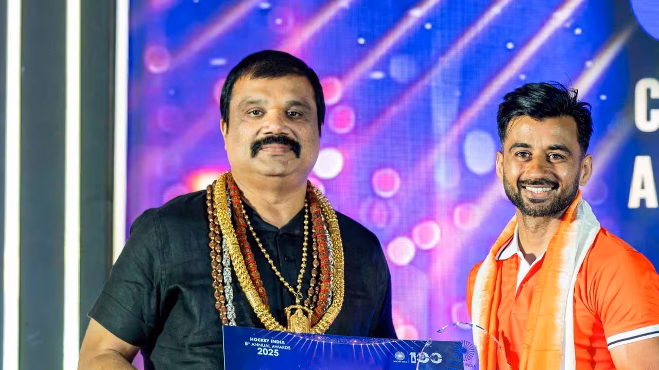 Konda Vijay Kumar | ఢిల్లీ అధికారుల అదుపులో ‘కొండ’.. ఒంటిపై బంగారమంతా సీజ్