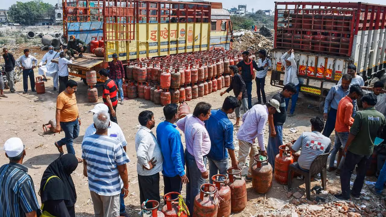 LPG Crisis | భారత్లో గ్యాస్ సంక్షోభం.. ఎసెన్షియల్ కమోడిటీస్ చట్టంలోని సెక్షన్ 3 అమలుకు గెజిట్..!