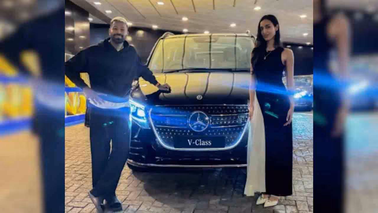 Hardik Pandya | గర్ల్ఫ్రెండ్కు ఖరీదైన కారును గిఫ్ట్గా ఇచ్చిన హార్దిక్ పాండ్యా.. ఫొటో వైరల్