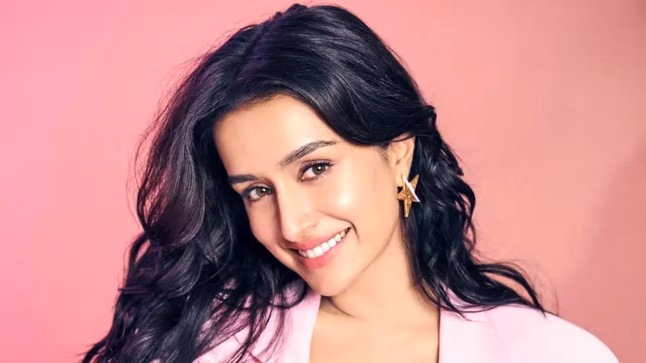 Shraddha Kapoor | చిన్నారి అభిమానిని కలిసిన శ్రద్ధా కపూర్.. వైరల్గా మారిన క్యూట్ వీడియో..!