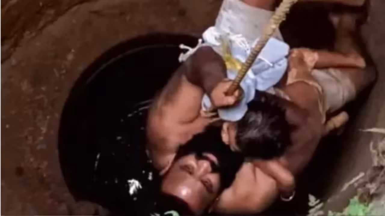 Girl Incident | ఆడుకుంటూ వెళ్లి బావిలో పడిన చిన్నారి.. కాపాడిన డ్రెస్సు