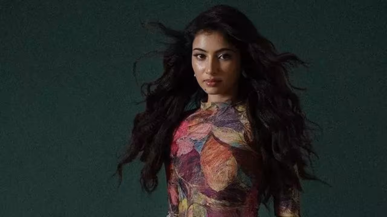 Sara Arjun | సెల్ఫీల కోసం ఎగబడిన ఫ్యాన్స్ – ధురంధర్ 2 హీరోయిన్కు చేదు అనుభవం
