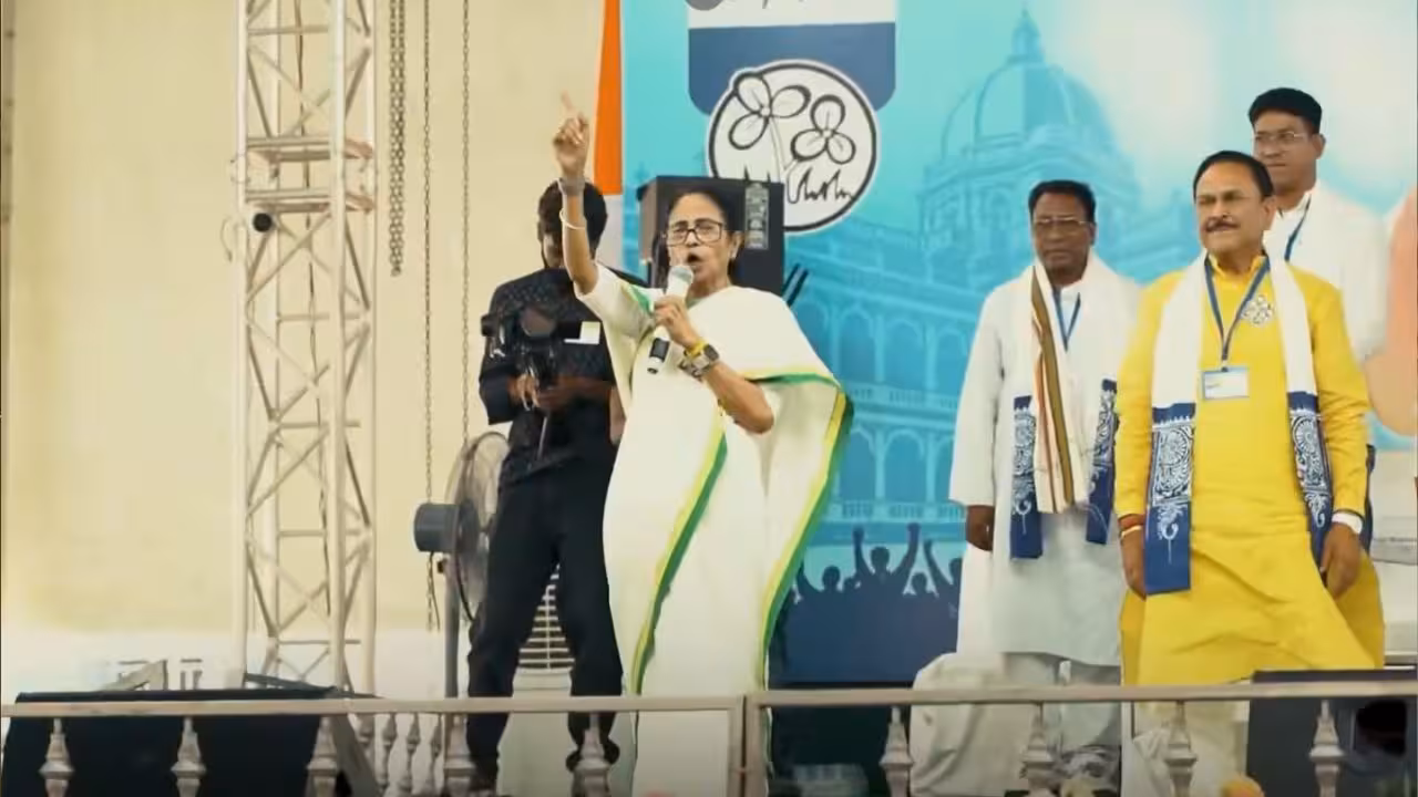CM Mamatha Banerjee | మమత విమానం గాల్లో చక్కర్లు.. గంట పాటు అయోమయం
