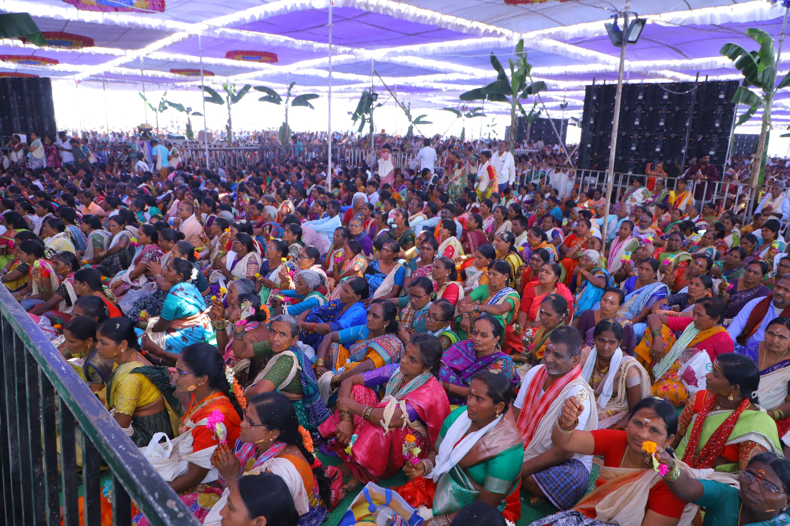 వేడుకలో పాల్గొన్న భక్తులు
