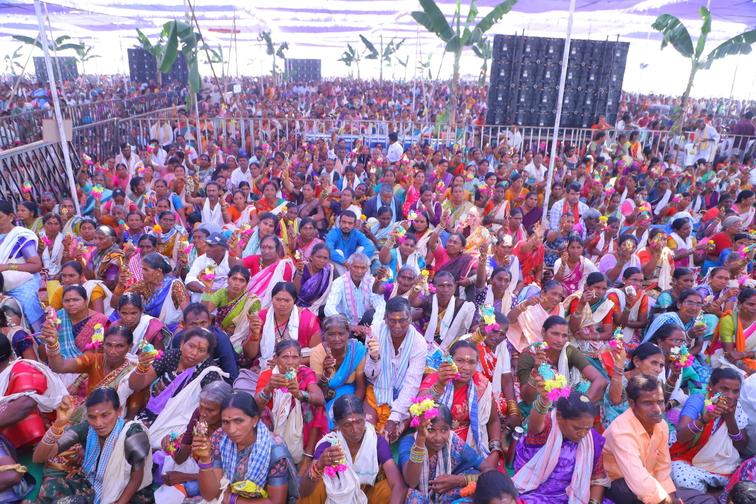 వేడుకలో పాల్గొన్న భక్తులు