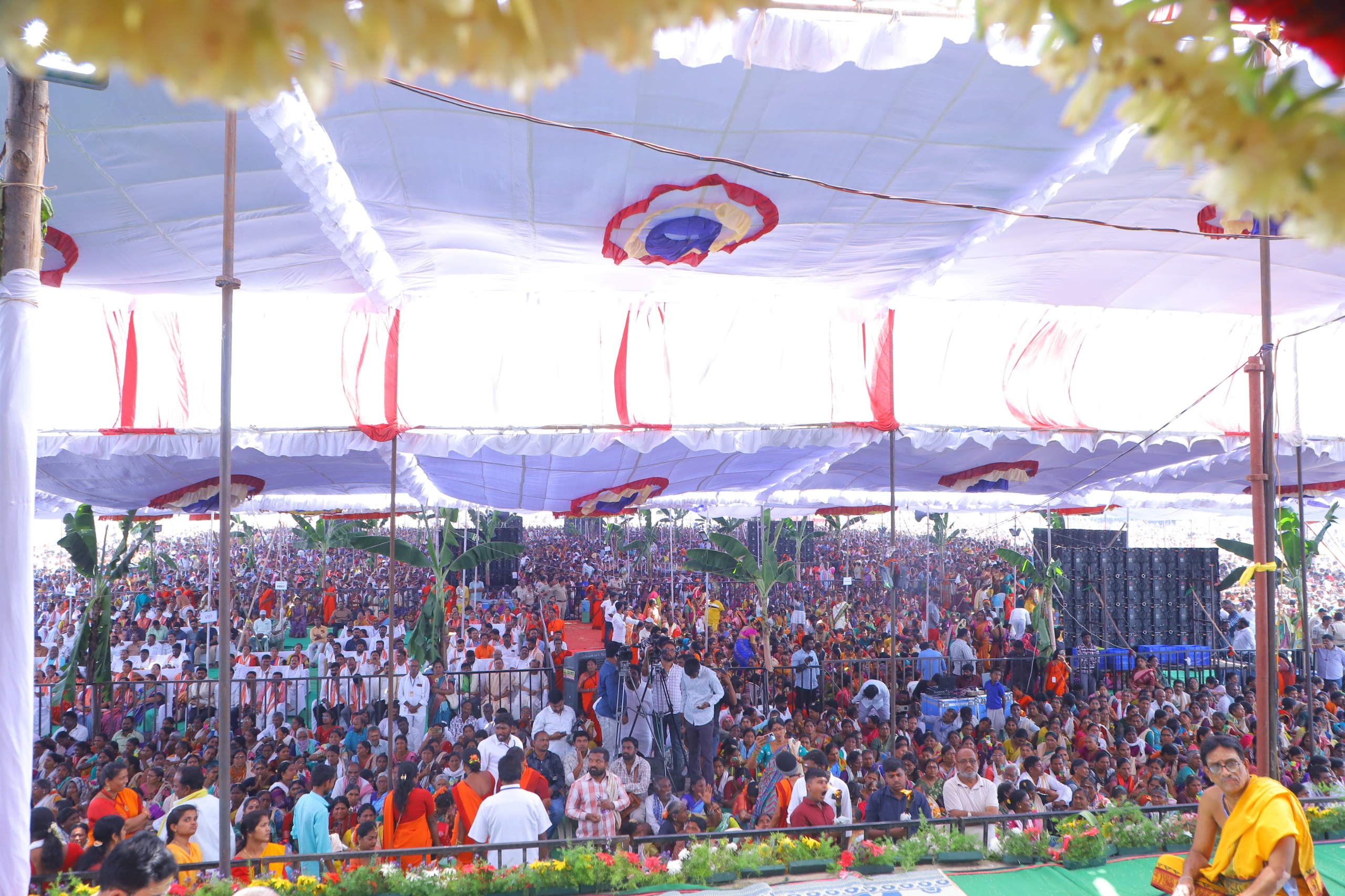 వేడుకలో పాల్గొన్న భక్తులు