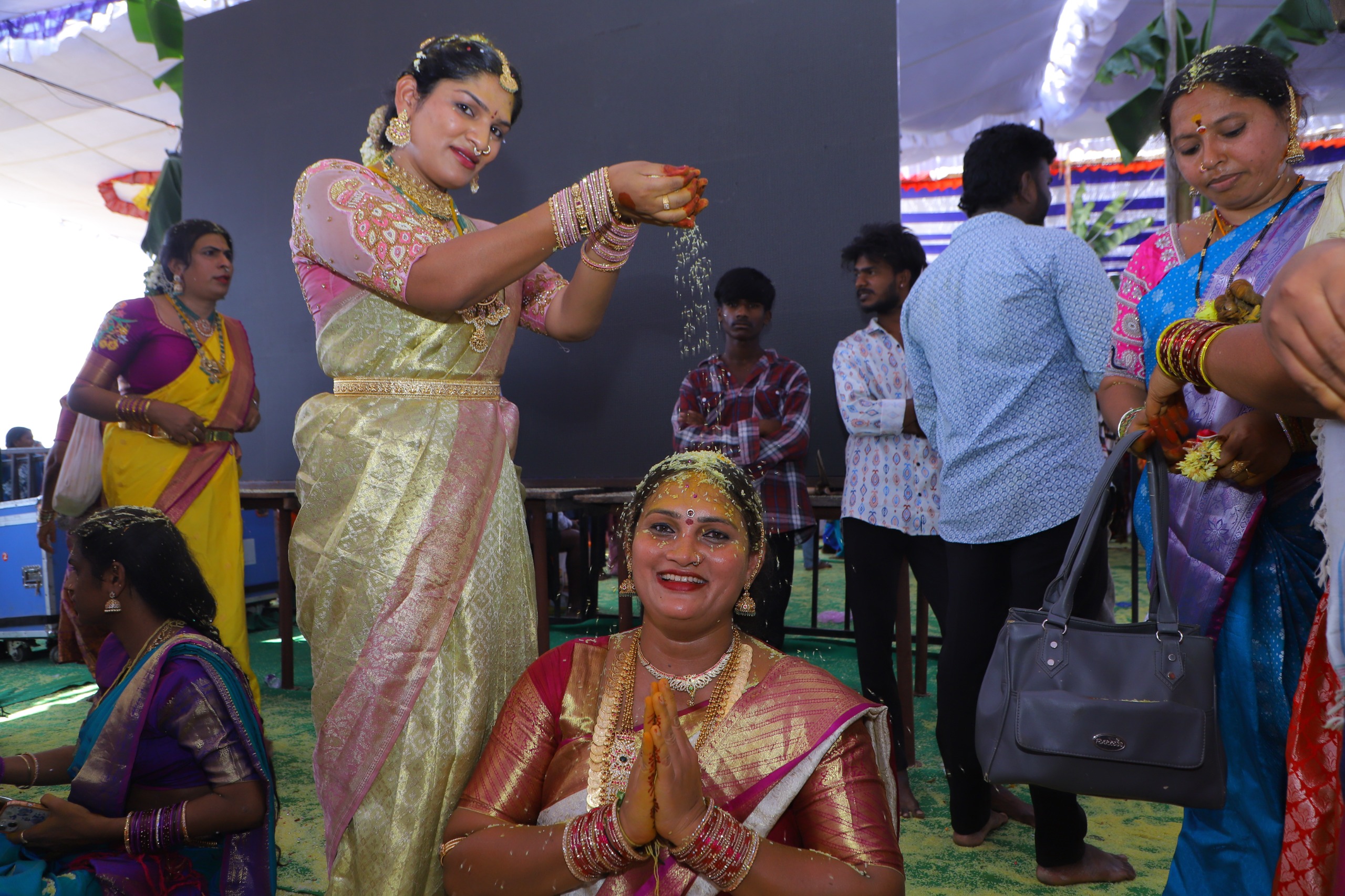తలంబ్రాలు పోసుకుంటున్న హిజ్రాలు