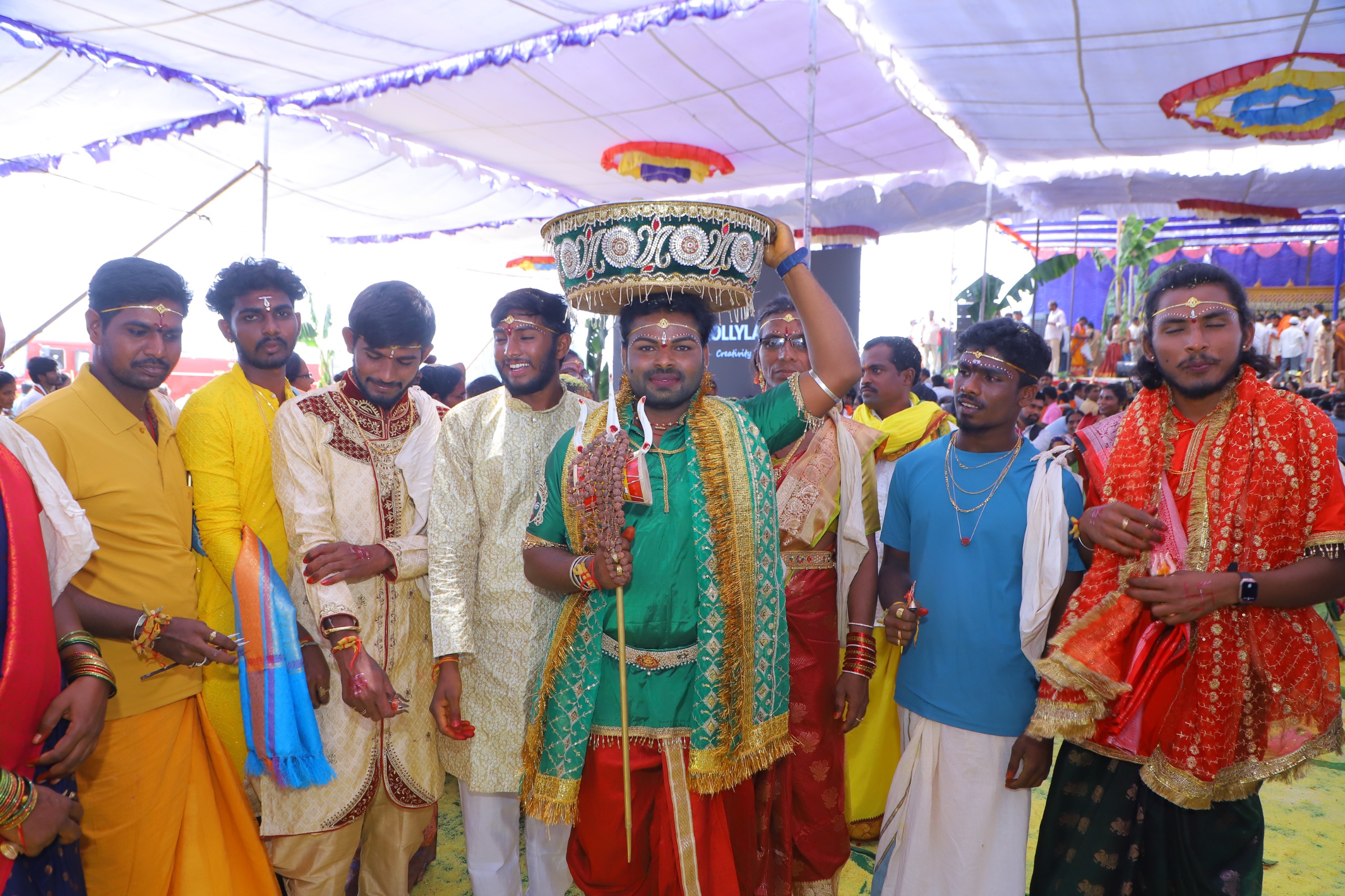 వేడుకలో తలంబ్రాలతో..