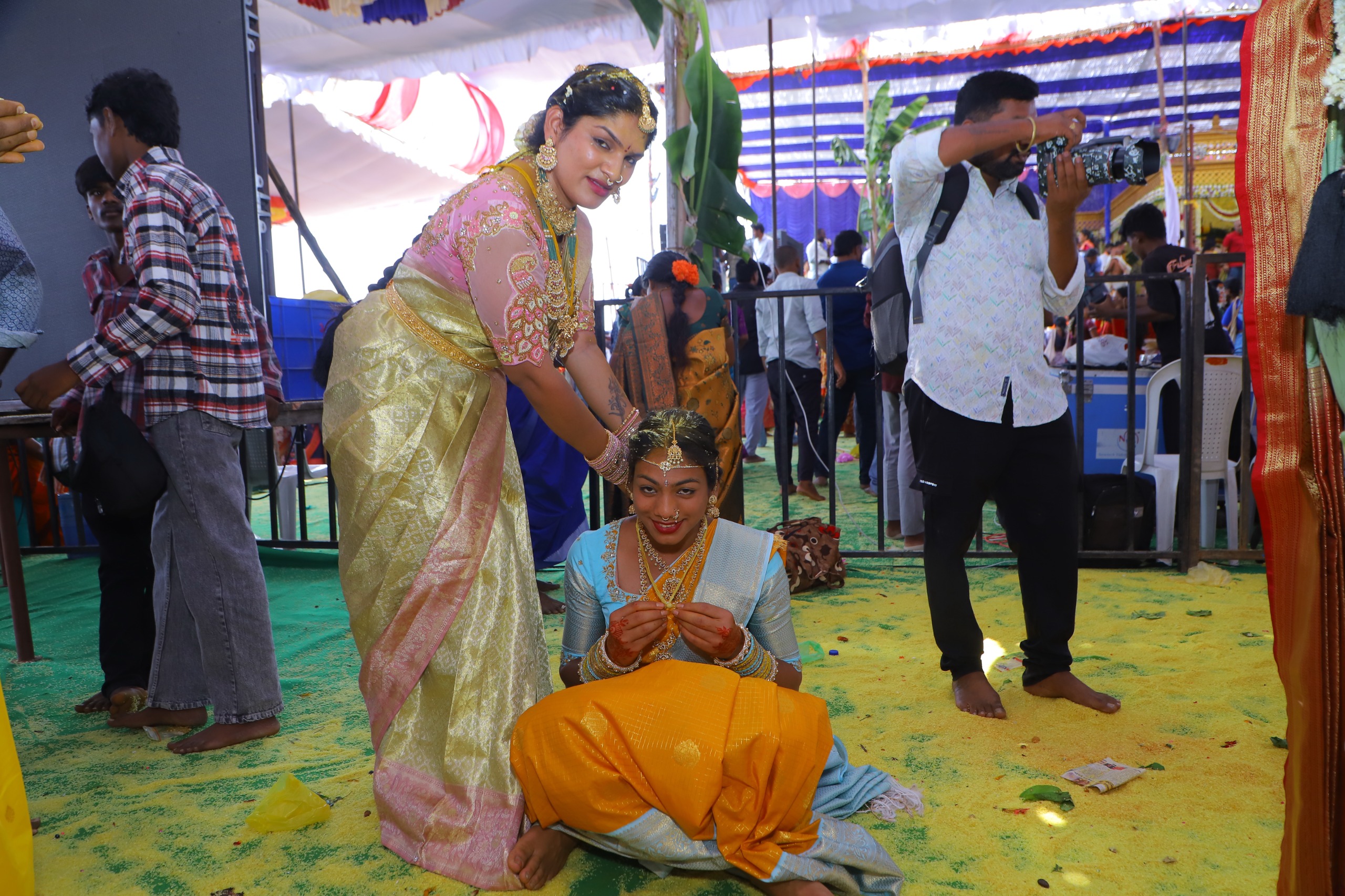 ఒకరికొకరు జీలకర్ర బెల్లం పెట్టుకుని మంగళసూత్రాలను కట్టుకున్నారు. తలంబ్రాలు పోసుకుంటూ పెళ్లి చేసుకున్నట్లుగా తన్మయత్వం చెందారు.