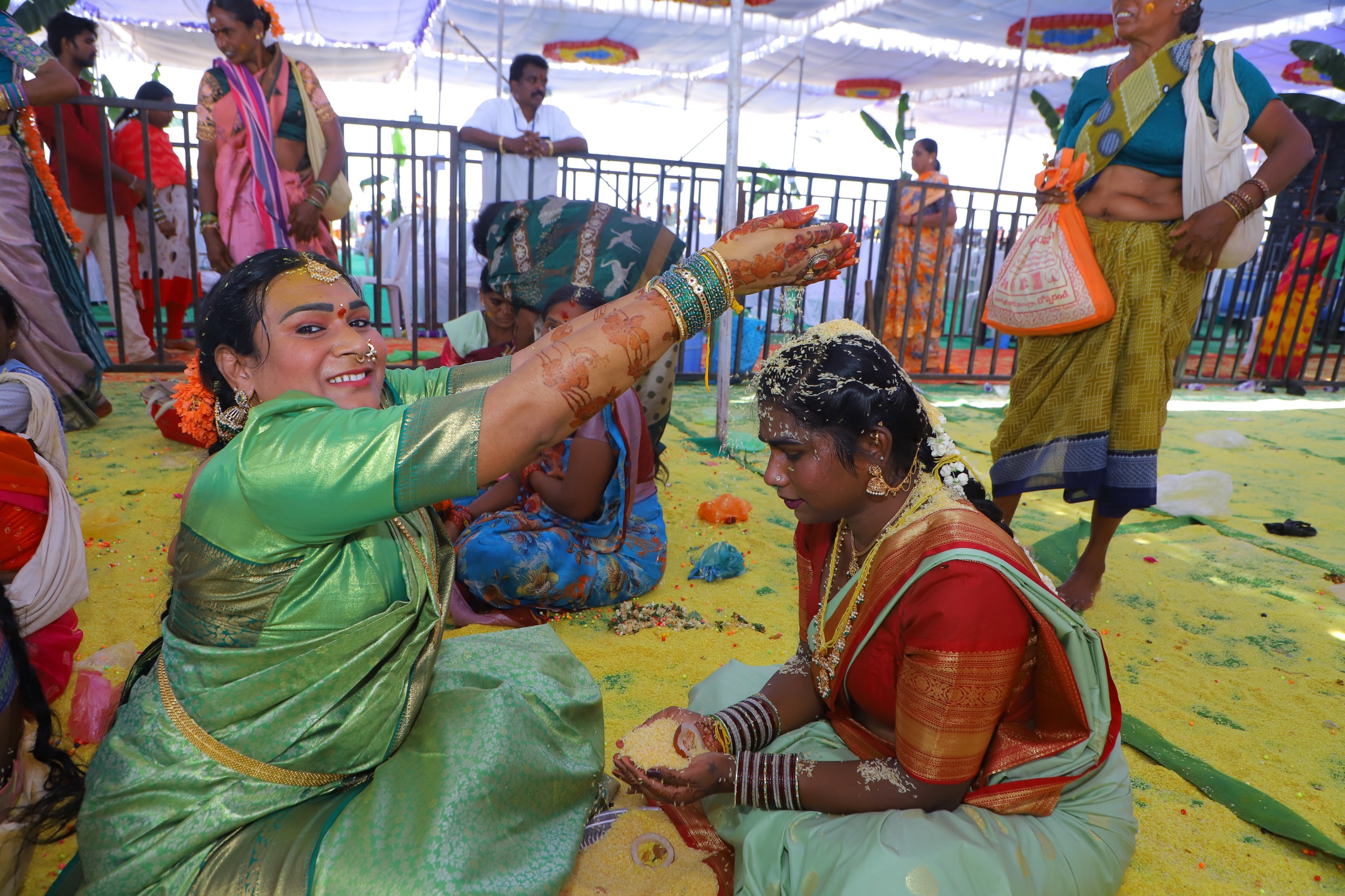 తంబ్రాలు పోసుకుంటూ..