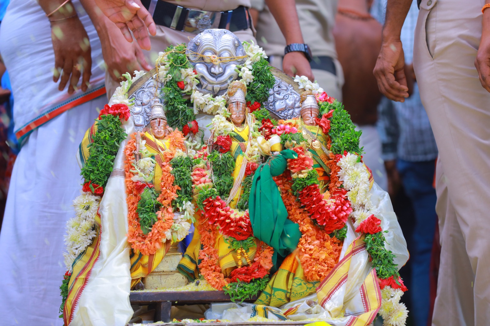 Vemulawada | వేములవాడ రాజరాజేశ్వస్వామి దేవస్థానంలో సీతారాముల కల్యాణం వైభవోపేతంగా జరిగింది. రాజన్న ఆలయ పార్కింగ్ స్థలంలో ఏర్పాటు చేసిన వేదికపై సీతారాముల కల్యాణ వేడుకను ఘనంగా నిర్వహించారు.