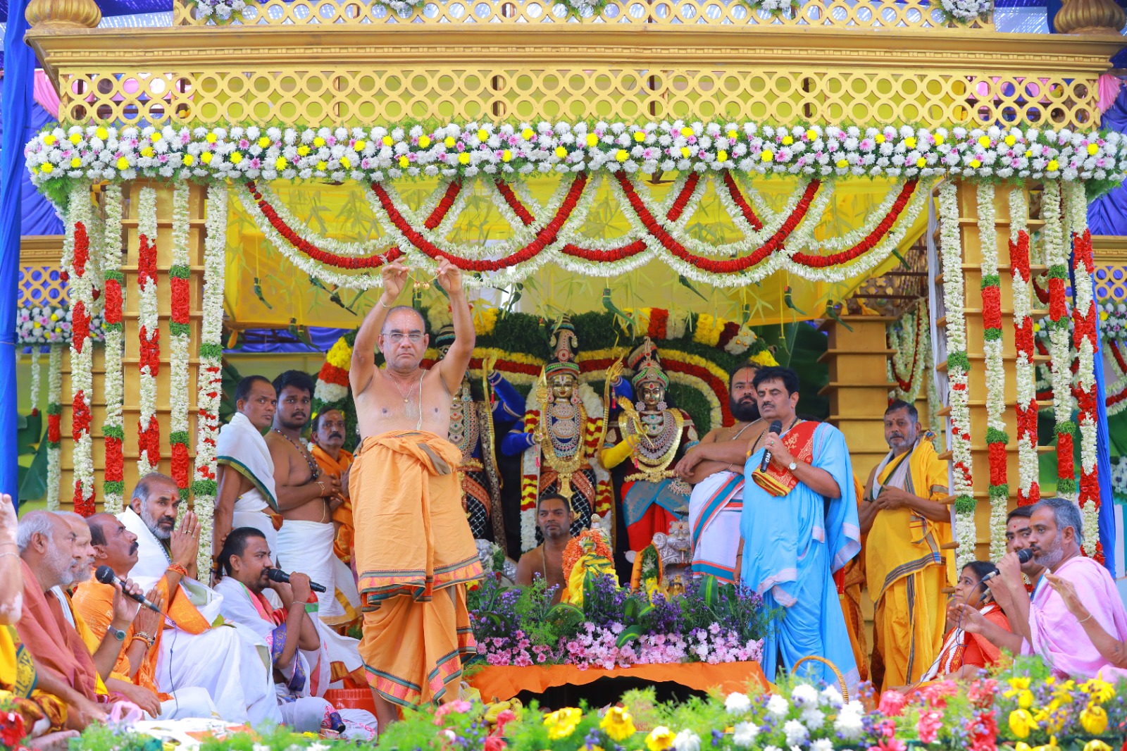 సర్వాంగ సుందరగంగా ముస్తాబు చేసిన వేదికపై కల్యాణ కత్రువును ఇన్చార్జి స్థానాచార్యులు ఉమేశ్, ఈశ్వరగారి సురేశ్ ఆధ్వర్యంలో అర్చక బృందం ఘనంగా నిర్వహించింది. కర్కాటక లఘ్నంలో స్వామివారికి జీలకర్ర, బెల్లం పెట్టించి మాంగల్యధారణ చేశారు.