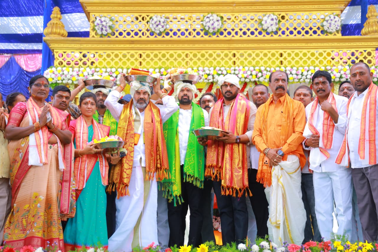 కల్యాణానికి వచ్చిన భక్తుల కట్నాల ద్వారా సుమారు రూ.75వేల ఆదాయం సమకూరినట్లు ఆలయ విశ్రాంత ఏఈవో ఆగమరావ్, సీనియర్ అసిస్టెంట్ ఈశ్వరగారి భీమాశంకర్లు వెల్లడించారు. ప్రభుత్వ విప్ ఆదిశ్రీనివాస్ పట్టువస్త్రాలు సమర్పించారు.