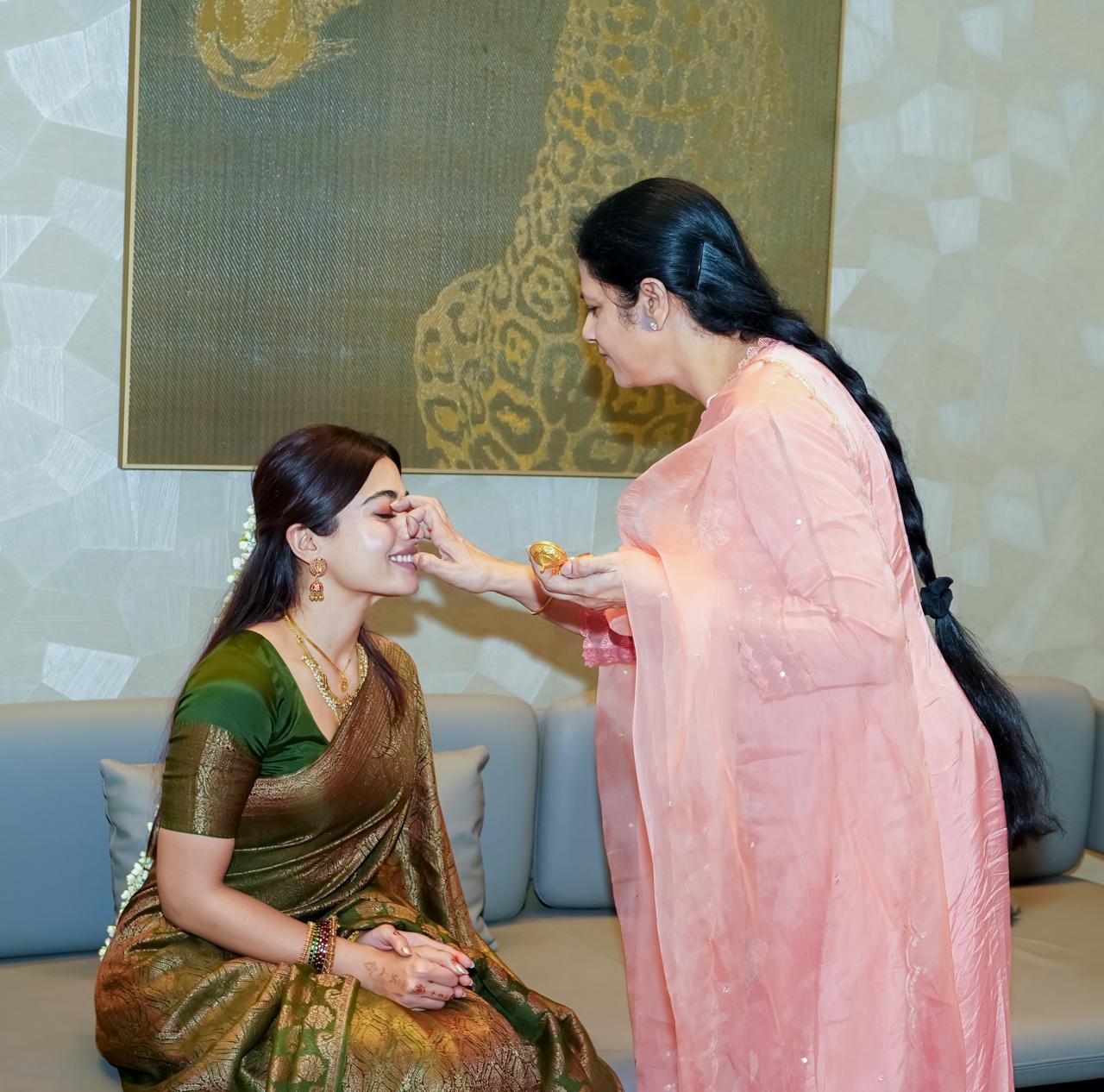 రేవంత్ రెడ్డిని రష్మిక కలిసిన ఫొటోలు సోషల్ మీడియాలో వైరల్ అవుతోన్నాయి.