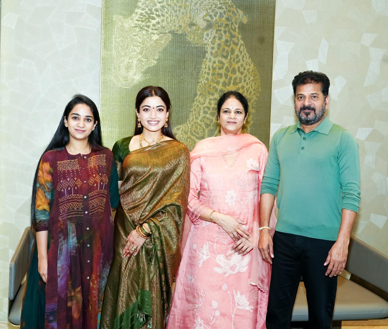 ఆదివారం తెలంగాణ సీఏం రేవంత్ రెడ్డితో పాటు ఆయన కుటుంబసభ్యులను కలిసింది రష్మిక మందన్న.