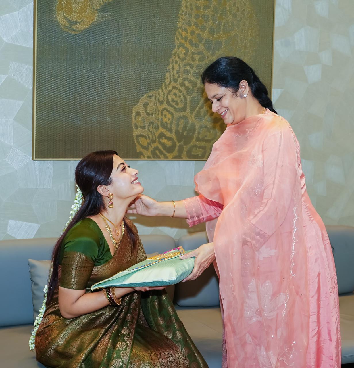తన వెడ్డింగ్ రిసెప్షన్కు సీఏం రేవంత్ రెడ్డిని కుటుంబసమేతంగా హాజరుకావాలని కోరింది.