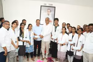 Harishrao | ఎంబీబీఎస్ విద్యార్థులకు చెక్కుల పంపిణీ.. అందజేసిన హరీశ్రావు