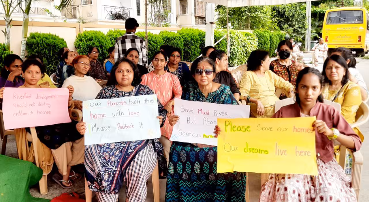 Musi | మా ఇండ్లు కూల్చొద్దు.. ఇక్కడి నుంచి వెళ్లలేం.. మధు పార్క్ రిడ్జ్ అపార్ట్మెంట్ వాసుల నిరసన