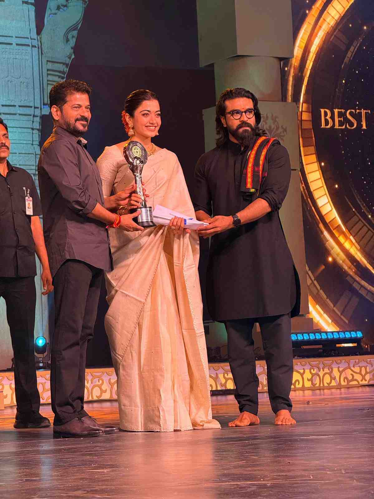 ది గర్ల్ఫ్రెండ్ మూవీకిగాను రష్మిక మందన్న ఉత్తమ హీరోయిన్గా గద్దర్ పురస్కారాన్ని స్వీకరించింది.