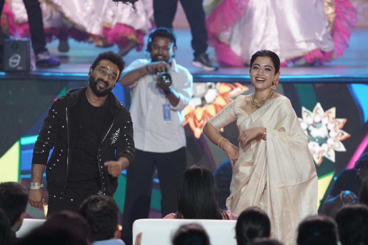 గద్దర్ అవార్డ్స్ వేడుకలో దేవిశ్రీప్రసాద్తో కలిసి రష్మిక ఓ పాటకు సరదాగా డ్యాన్స్ చేసింది.