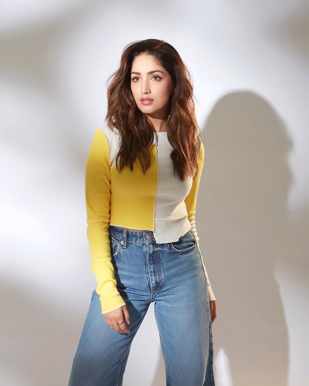 నువ్విలా తర్వాత తెలుగులో గౌరవం, యుద్ధంతో పాటు కొరియర్ బాయ్ కళ్యాణ్ సినిమాల్లో హీరోయిన్గా నటించింది.
