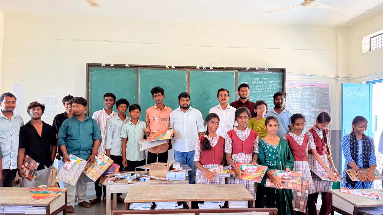 విద్యార్థులకు పరీక్షల కిట్స్ పంపిణీ