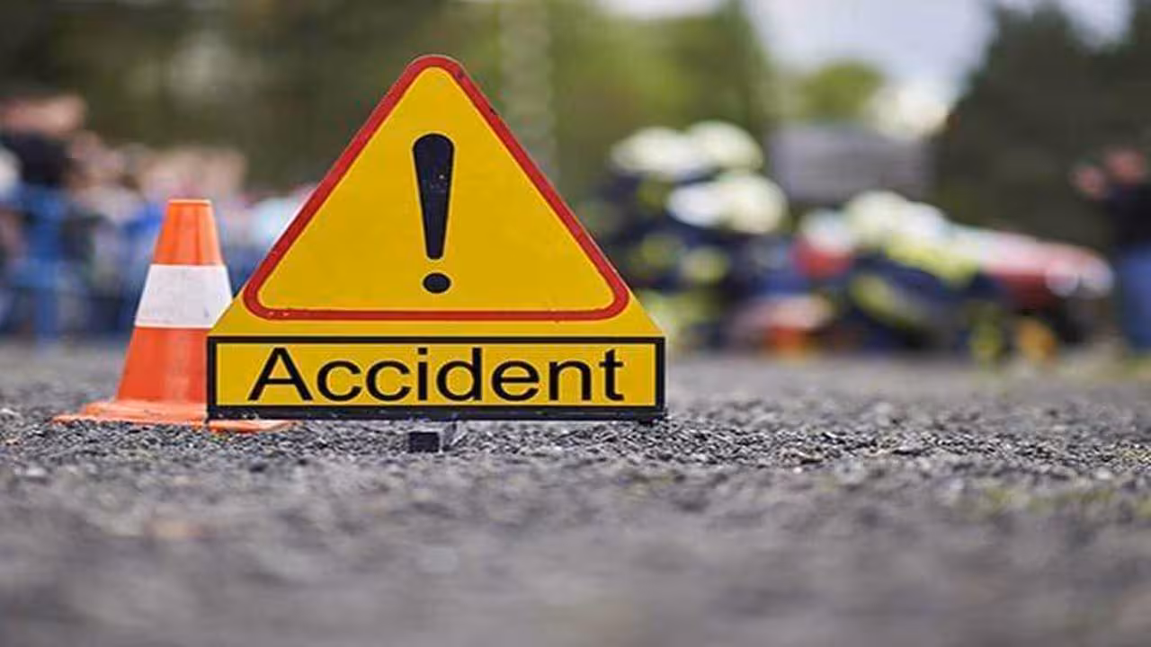 Hyderabad | హస్తినాపురంలో ఉద్రిక్తత.. రోడ్డుపై బైఠాయించిన ఇంజినీరింగ్ కాలేజీ విద్యార్థులు