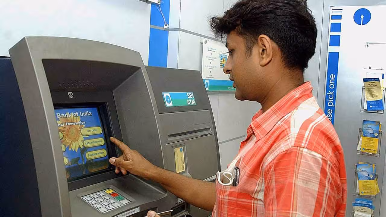 ATM Rules | కస్టమర్లకు అలర్ట్.. ఏప్రిల్ 1 నుంచి ఈ బ్యాంకుల్లో మారనున్న ఏటీఎం రూల్స్..