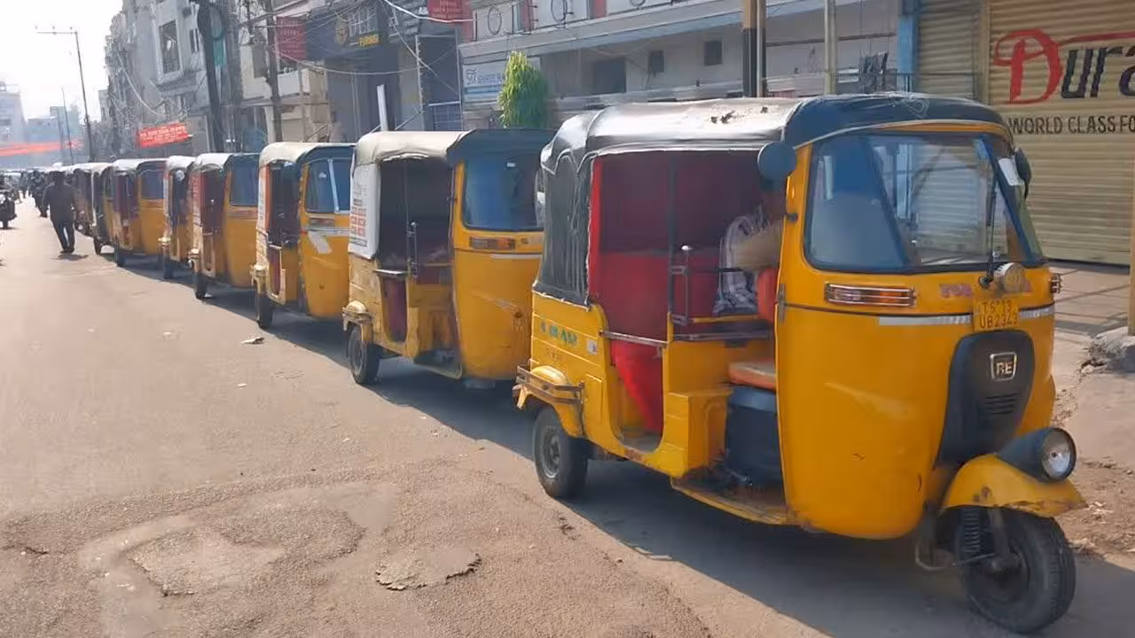 Gas | గ్యాస్ కోసం ఆటో డ్రైవర్ల పాట్లు.. మల్లేపల్లిలో 3 కిలోమీటర్ల మేర క్యూలైన్లు..