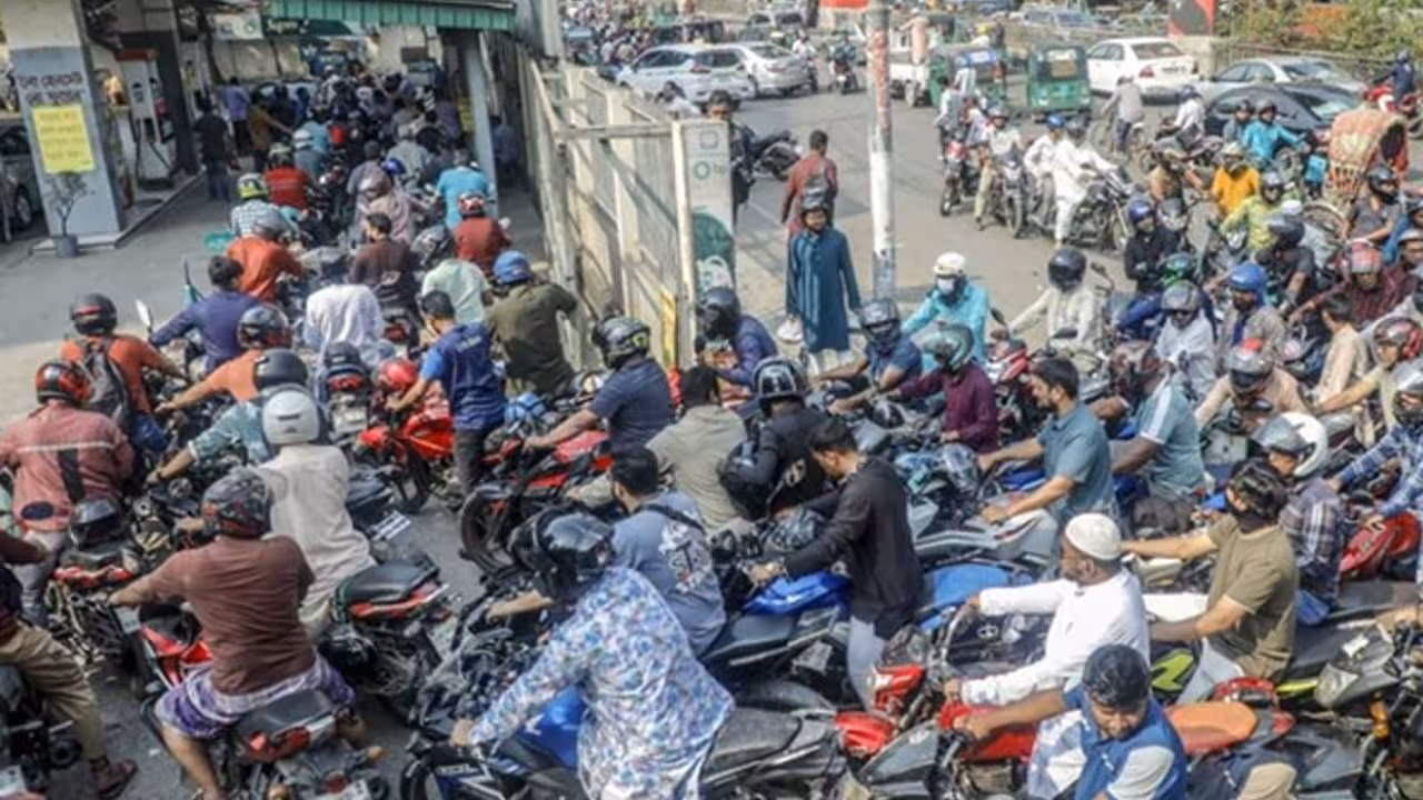 Bangladesh Fuel Crisis | బంగ్లాదేశ్లో ఏ క్షణమైనా పెట్రోల్ బంకుల మూత? ఇంధన కొరతతో అల్లాడుతున్న ప్రజలు