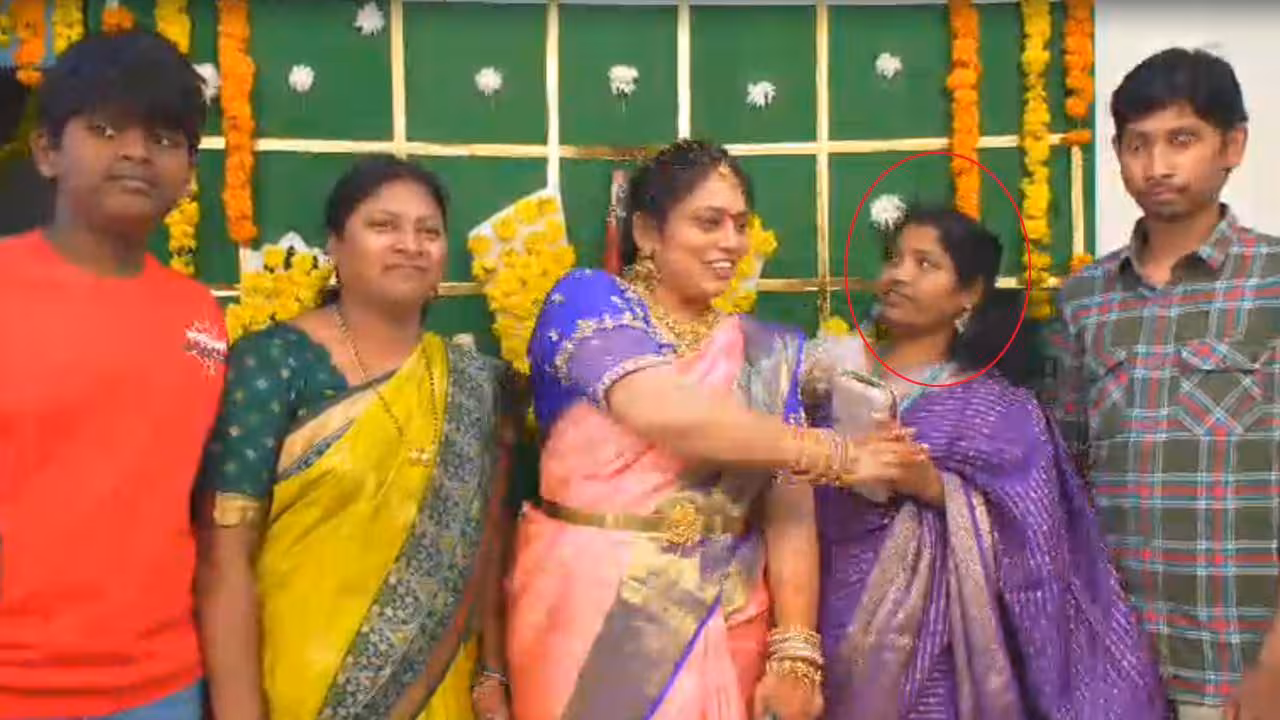 Heart Attack | గృహ ప్రవేశ వేడుకలో గుండెపోటు.. ఫొటో దిగుతూ కుప్పకూలిన మహిళ