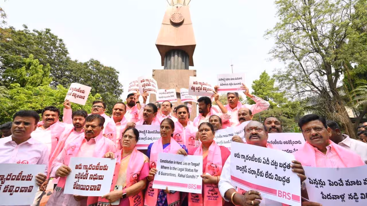 BRS Party | రైతులకు వెన్నుపోట్లు.. రాహుల్ గాంధీకి వెయ్యి కోట్లు.. బీఆర్ఎస్ ఎమ్మెల్యేల నిరసన