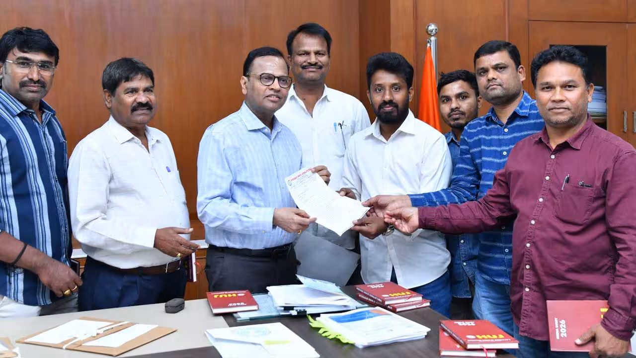 Journalists | జర్నలిస్టులకూ క్యాష్ లెస్ హెల్త్ స్కీం కల్పించాలి