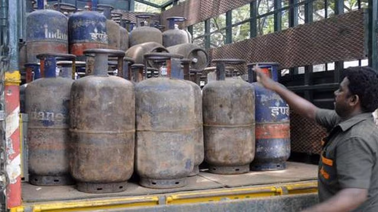 Commercial Gas Cylinder | రూ.4000.. కమర్షియల్ గ్యాస్ సిలిండర్ల ధరకు రెక్కలు..