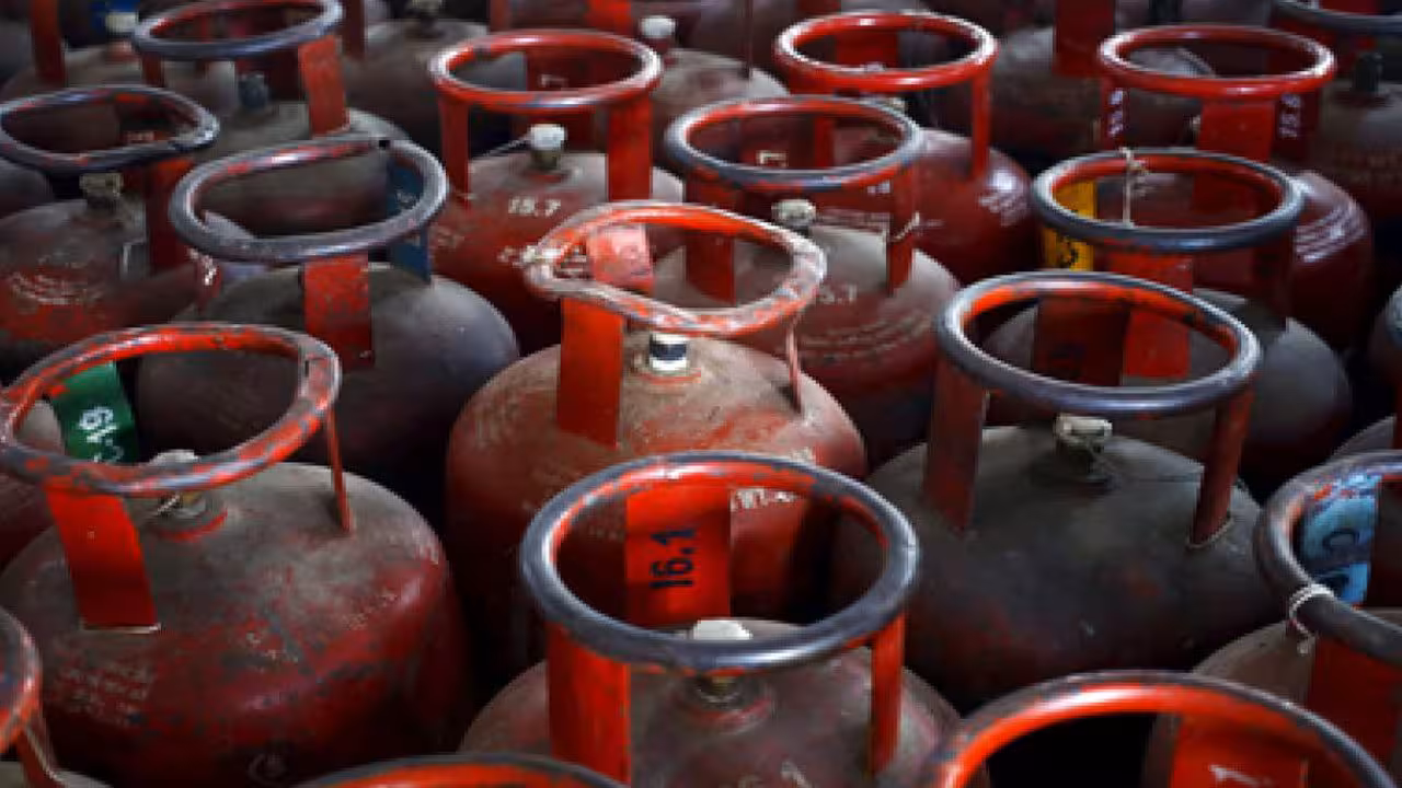 Gas Cylinder | ఇంటి పన్ను కట్టలేదని.. గ్యాస్ సిలిండర్ సీజ్