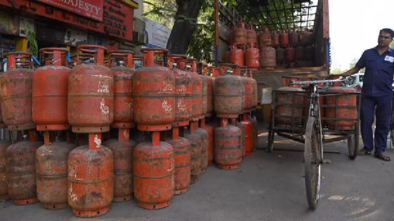 LPG Refill Gap | గ్యాస్ రీఫిల్ బుకింగ్ గడువు మరోసారి పెంపు.. డబుల్ సిలిండర్ ఉంటే 35 రోజులు ఆగాల్సిందే