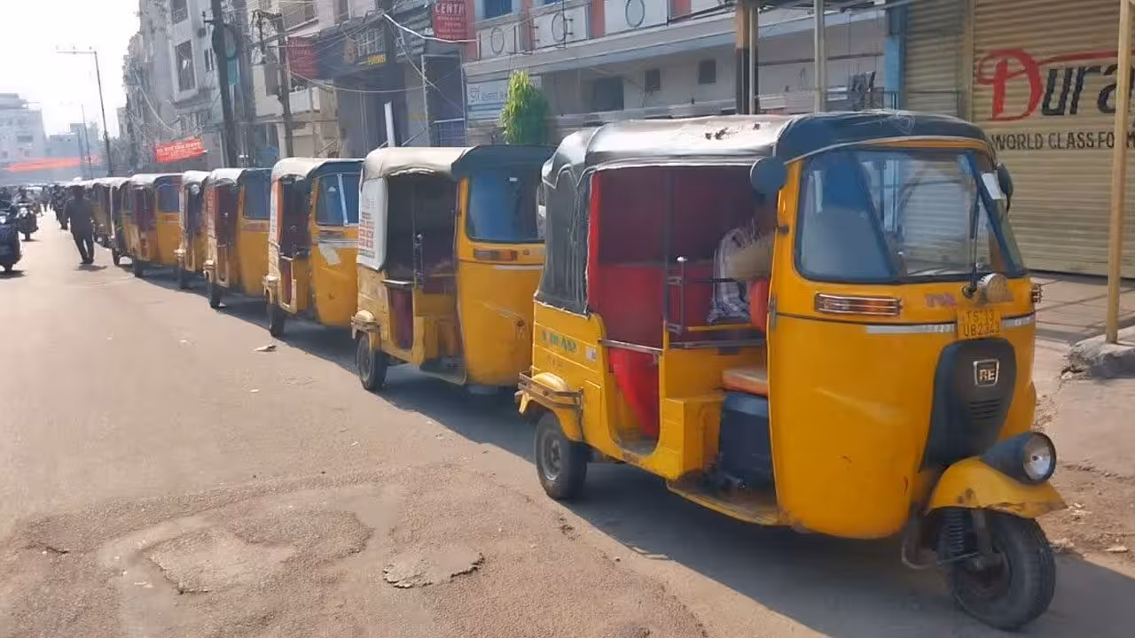 Hyderabad | హైదరాబాద్లో గ్యాస్ కోసం ఆటోల క్యూ.. రాత్రంతా డ్రైవర్ల పడిగాపులు